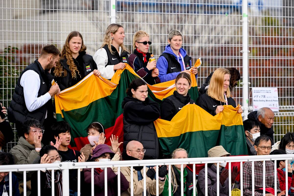 Lietuvos krepšininkės palaiko tinklininkes