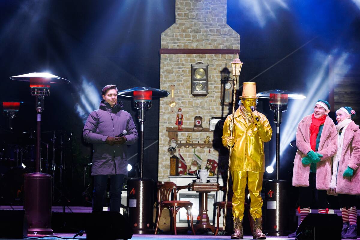 Jonavoje įžiebta Kalėdų eglutė ir Kalėdinių eglučių miestelis