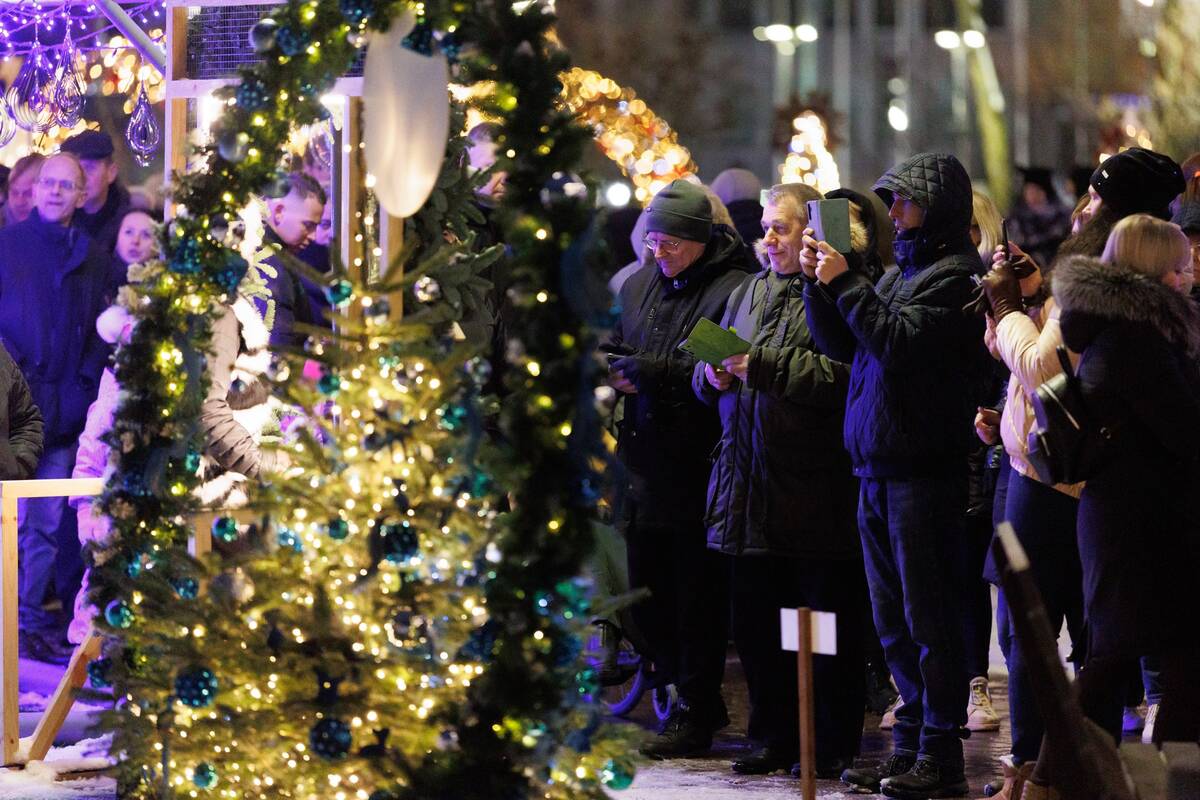 Jonavoje įžiebta Kalėdų eglutė ir Kalėdinių eglučių miestelis