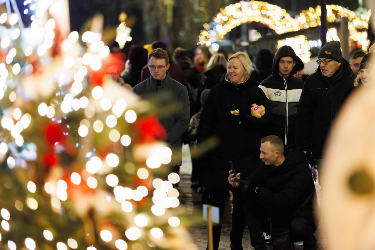 Jonavoje įžiebta Kalėdų eglutė ir Kalėdinių eglučių miestelis