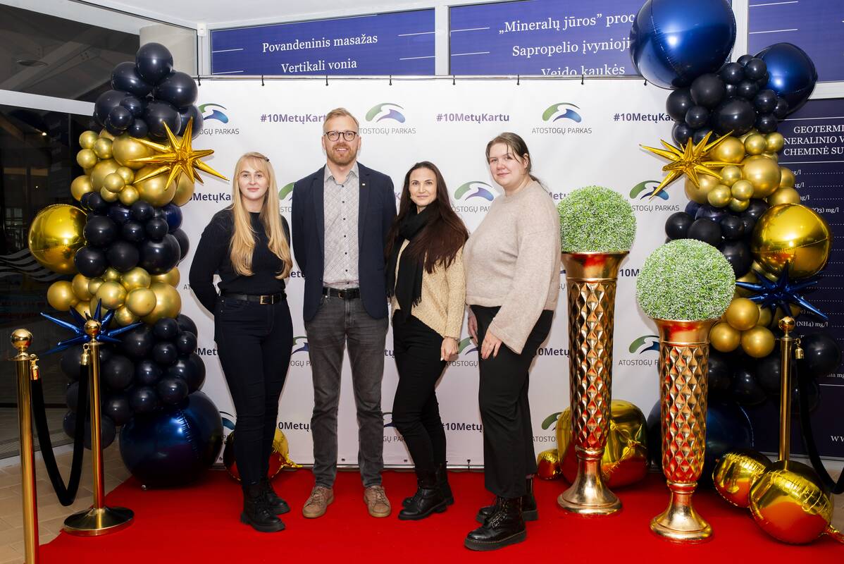 Dr. Daumantas Bočkus, Klaipėdos universiteto (KU) mokslininkas ir Sveikatos tyrimų ir inovacijų mokslo centro projektų vadovas Klaipėdos universiteto atstovės Gabija Jurgutytė, Rasa Jurčuvienė ir Akvilė Leukošiūtė.