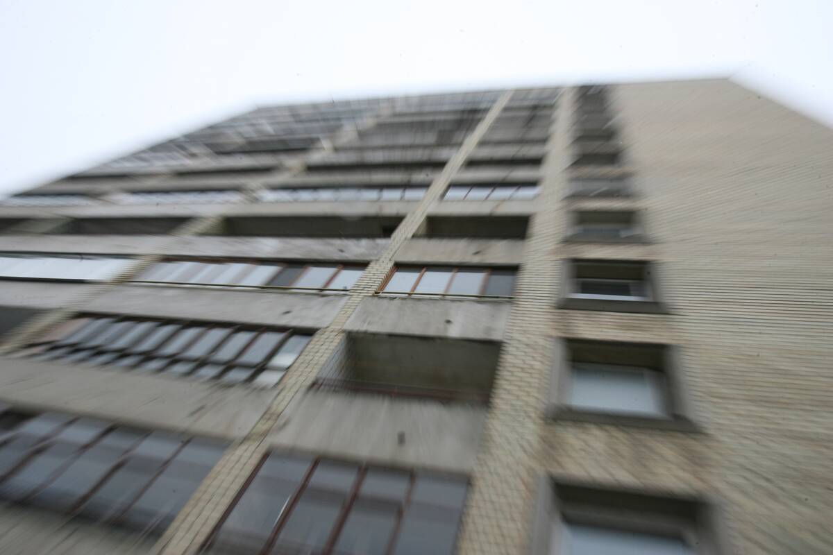 Nerimą keliantis pranešimas: pro langą mato moterį, gulinčią ant grindų