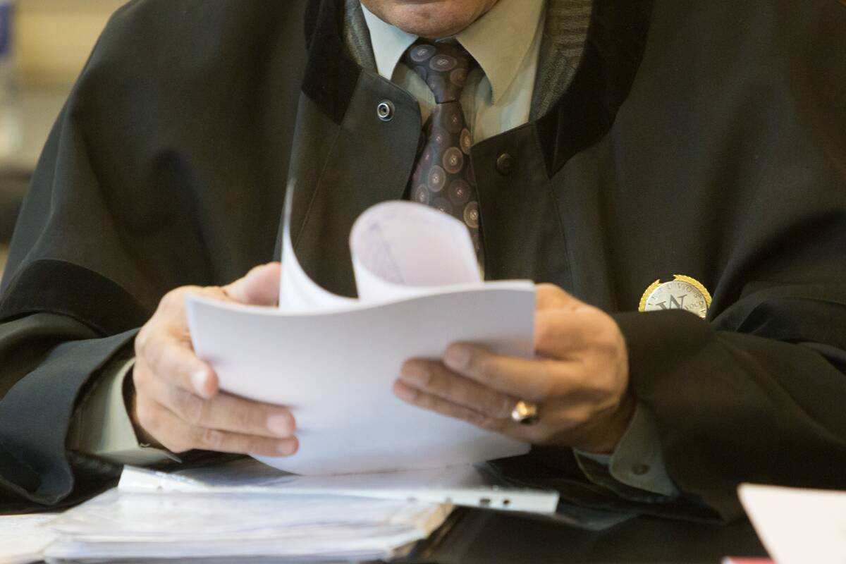 Advokato padėjėjas už pinigus žadėjo „sutvarkyti reikalus“ 