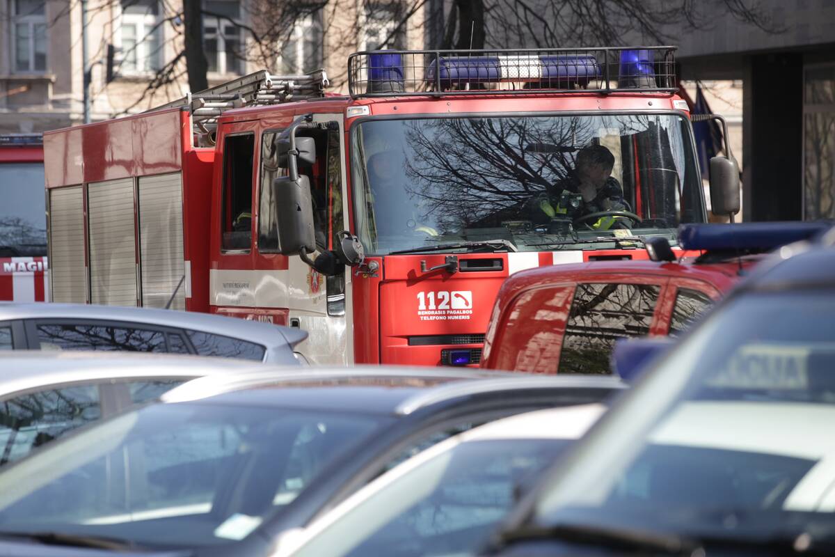 Tragikomedija Eiguliuose: buto kalinė, laukdama specialiųjų tarnybų, duris išlaužė pati