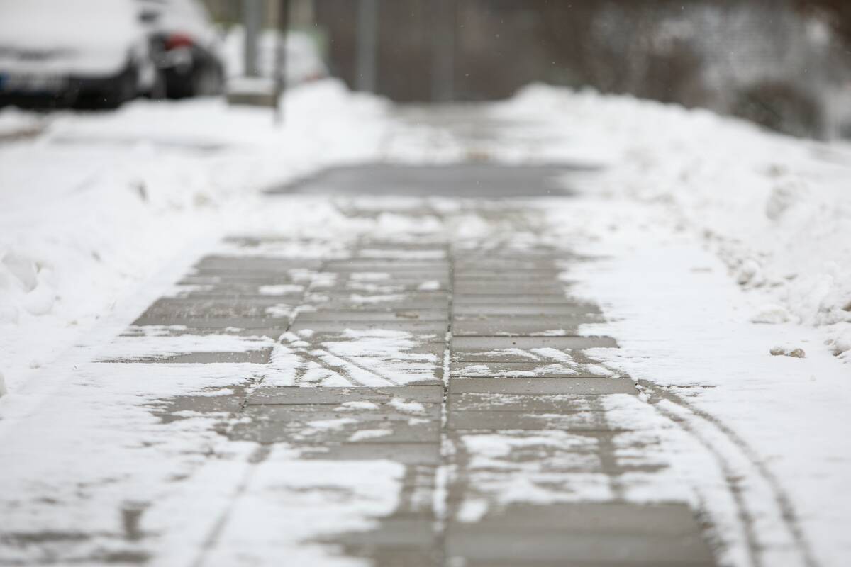 Mirė ant pėsčiųjų ir dviračių tako sukniubęs vyras