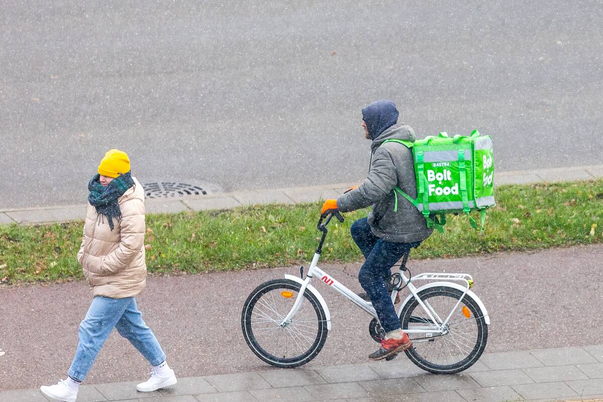 Pėsčiųjų takai tapo kovos lauku