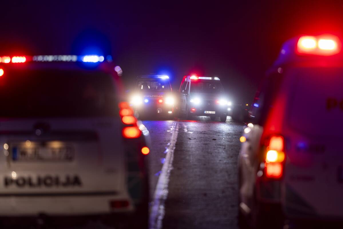 Į griovį nulėkė „Volvo“: šalia rastas sužalotas afganistanietis ir žuvęs latvis