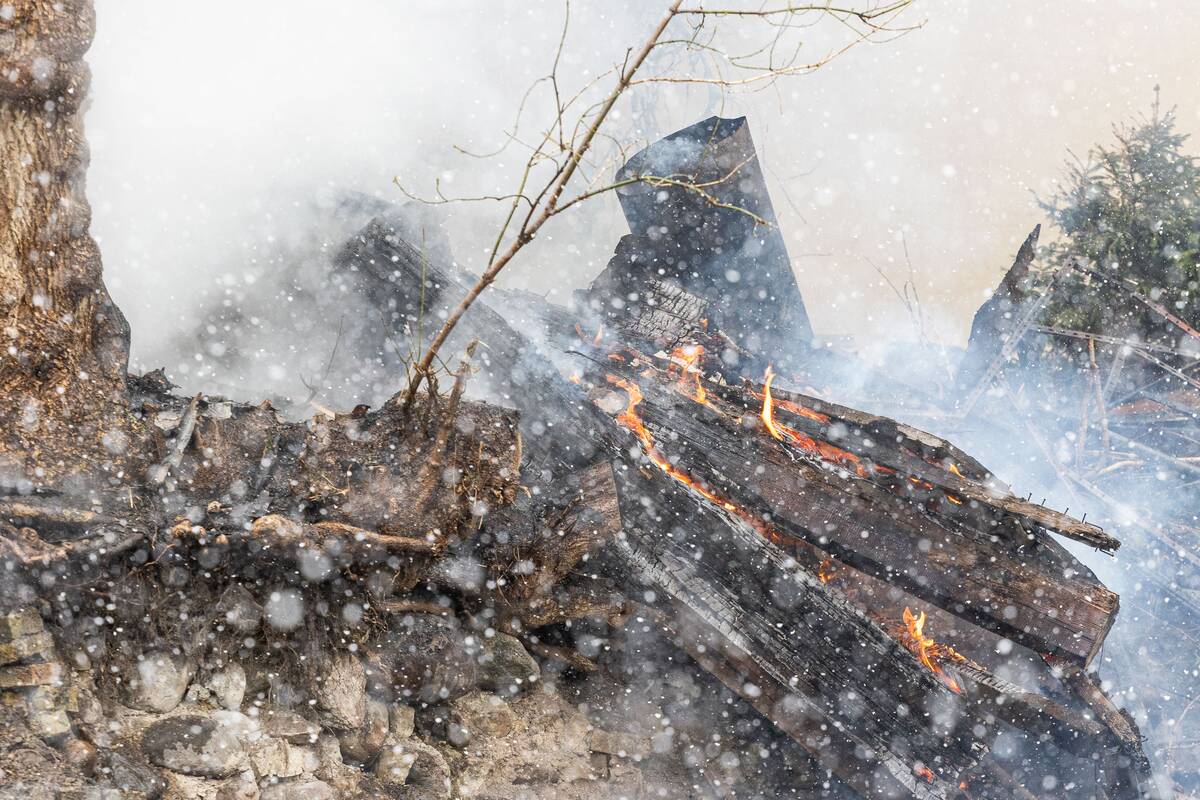 Trečiadienio vakarą Širvintų rajone užsiliepsnojo medinis namas