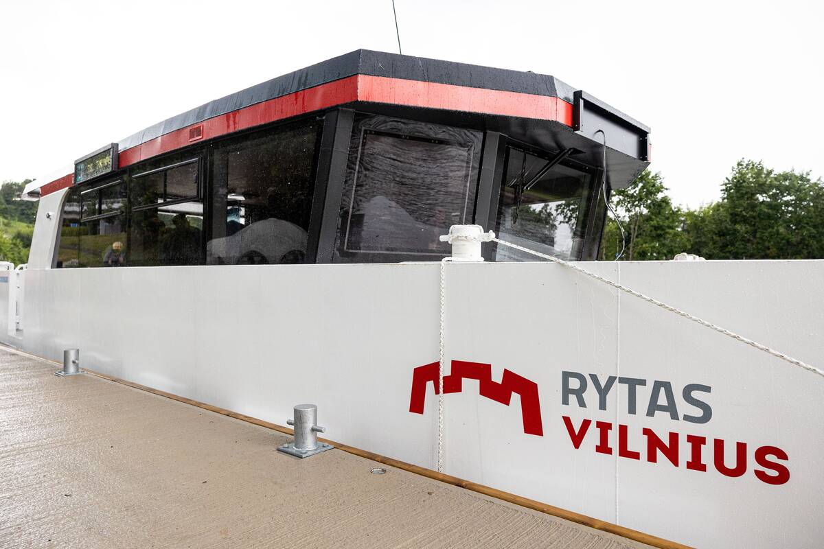 Pasibaigus sezonui Vilniuje laivas „Rytas“ iškeltas paruošti žiemai, testuojamas naujas laivas
