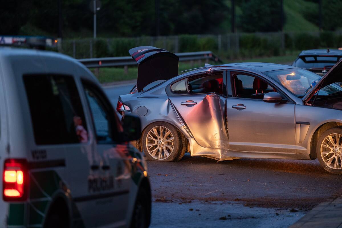 Girti prie vairo pričiupti ne tik du pareigūnai 