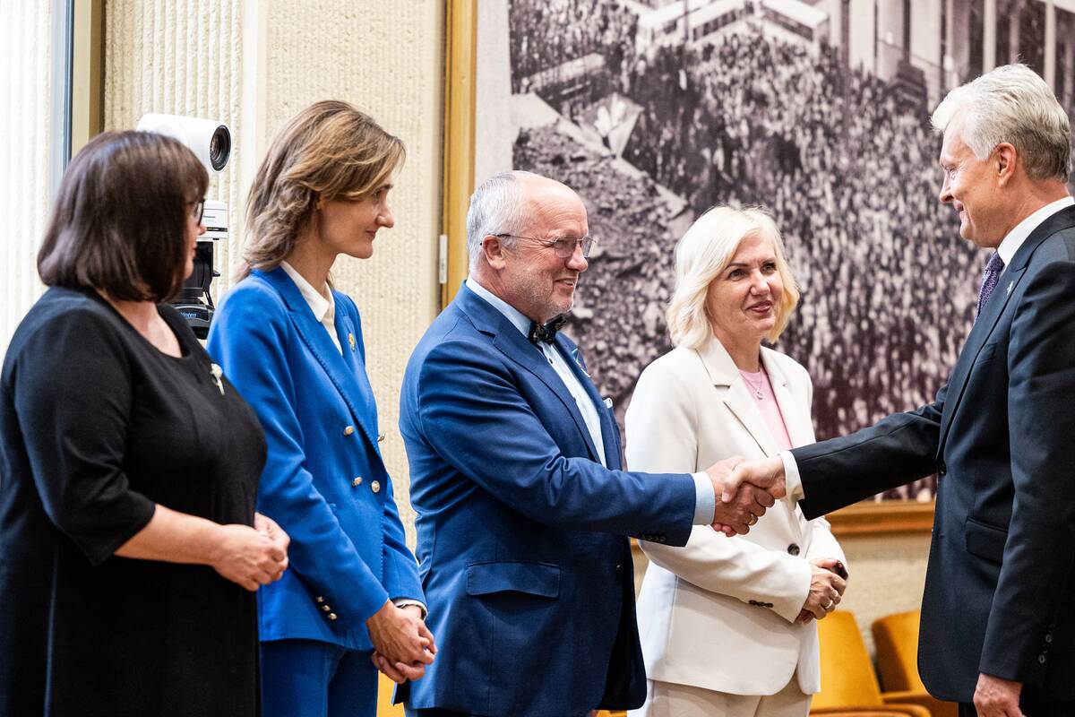 Laukiant sprendimų dėl ministrų ir KT teisėjo skyrimo, prezidentas susitiks su Seimo pirmininku