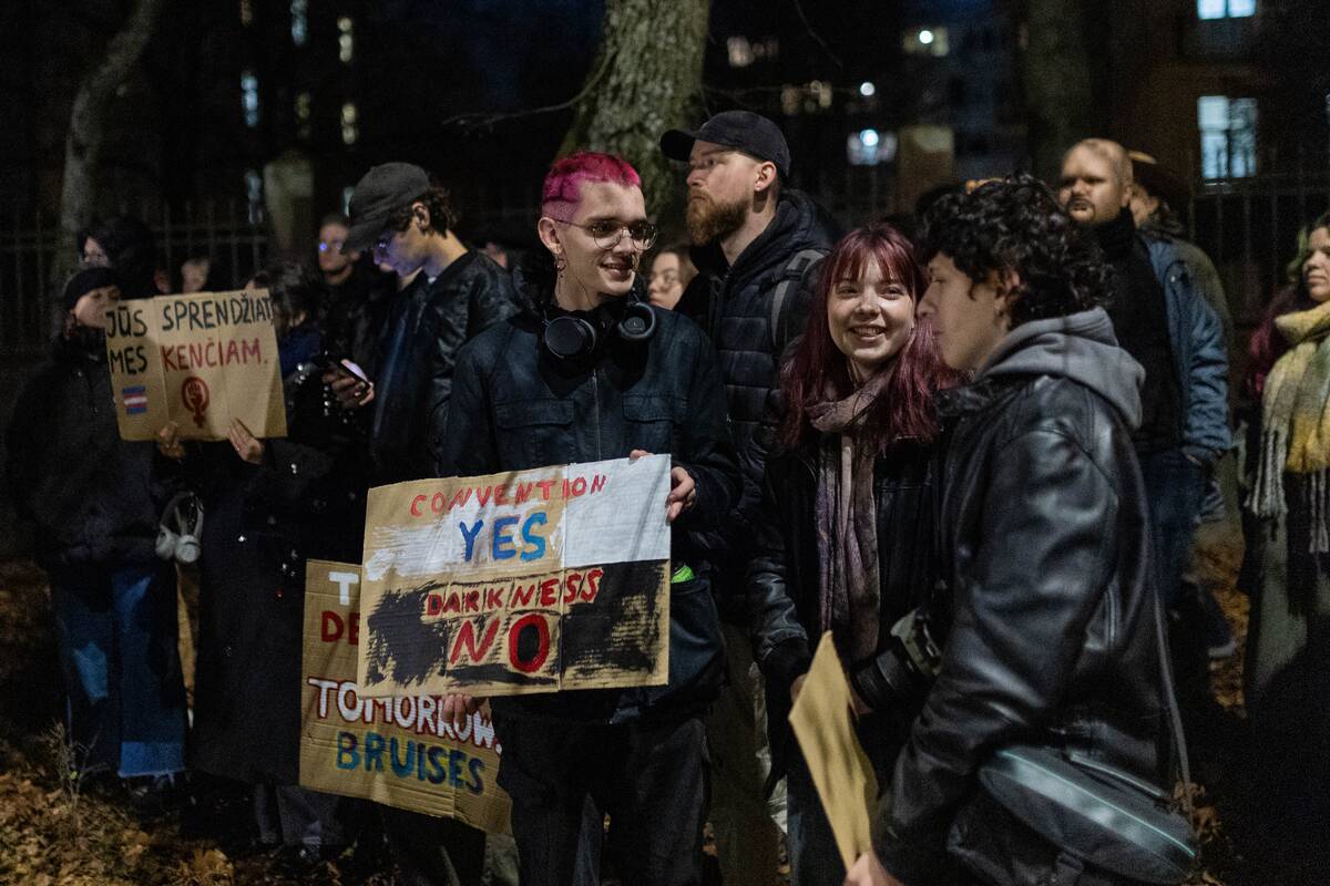 Prie Latvijos ambasados – protestas dėl sprendimo trauktis iš Stambulo konvencijos
