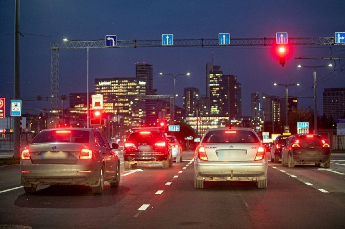 Įsigalioja draudimas vairuoti automobilius su vasarinėmis padangomis