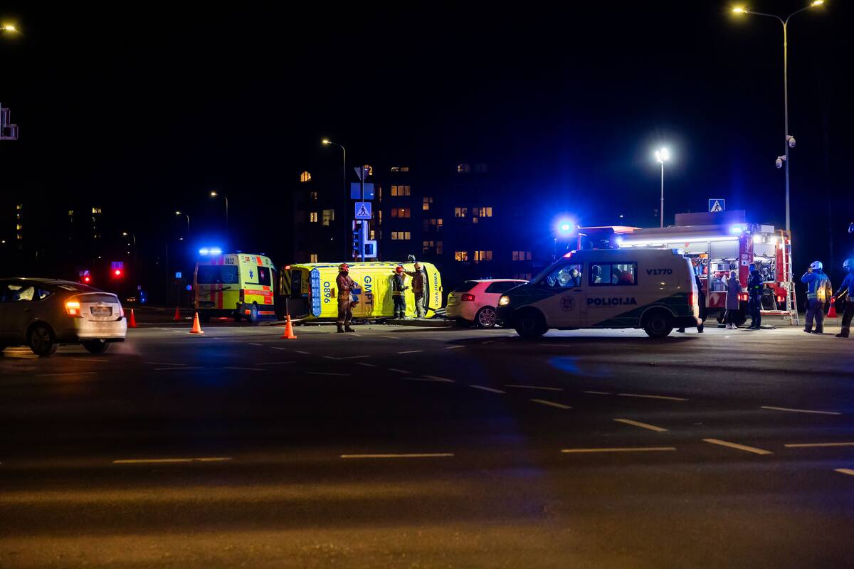 Vilniuje apvirto greitosios pagalbos automobilis