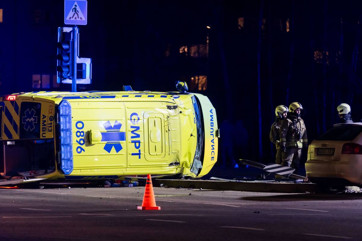 Vilniuje apvirto greitosios pagalbos automobilis