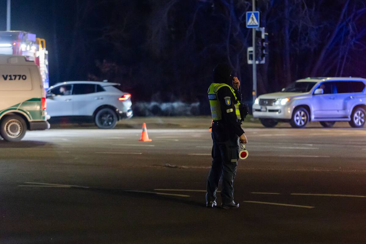 Vilniuje apvirto greitosios pagalbos automobilis