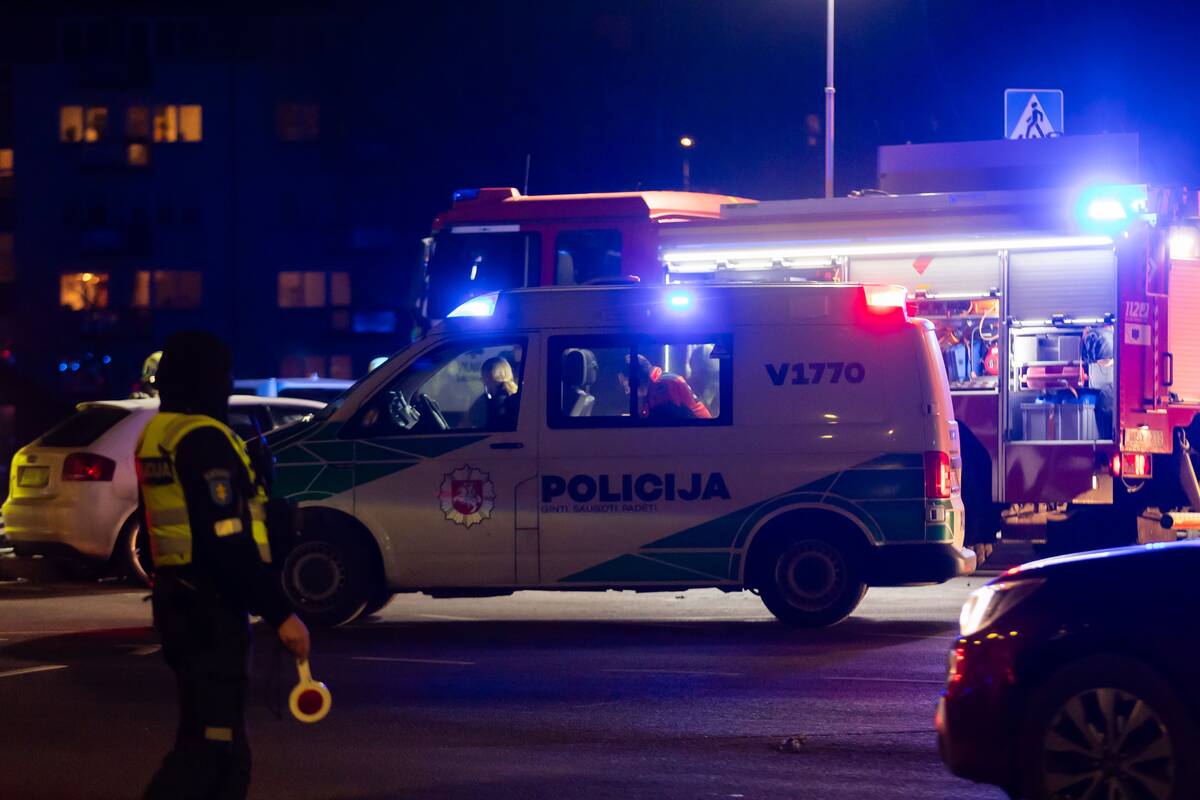 Vilniuje apvirto greitosios pagalbos automobilis