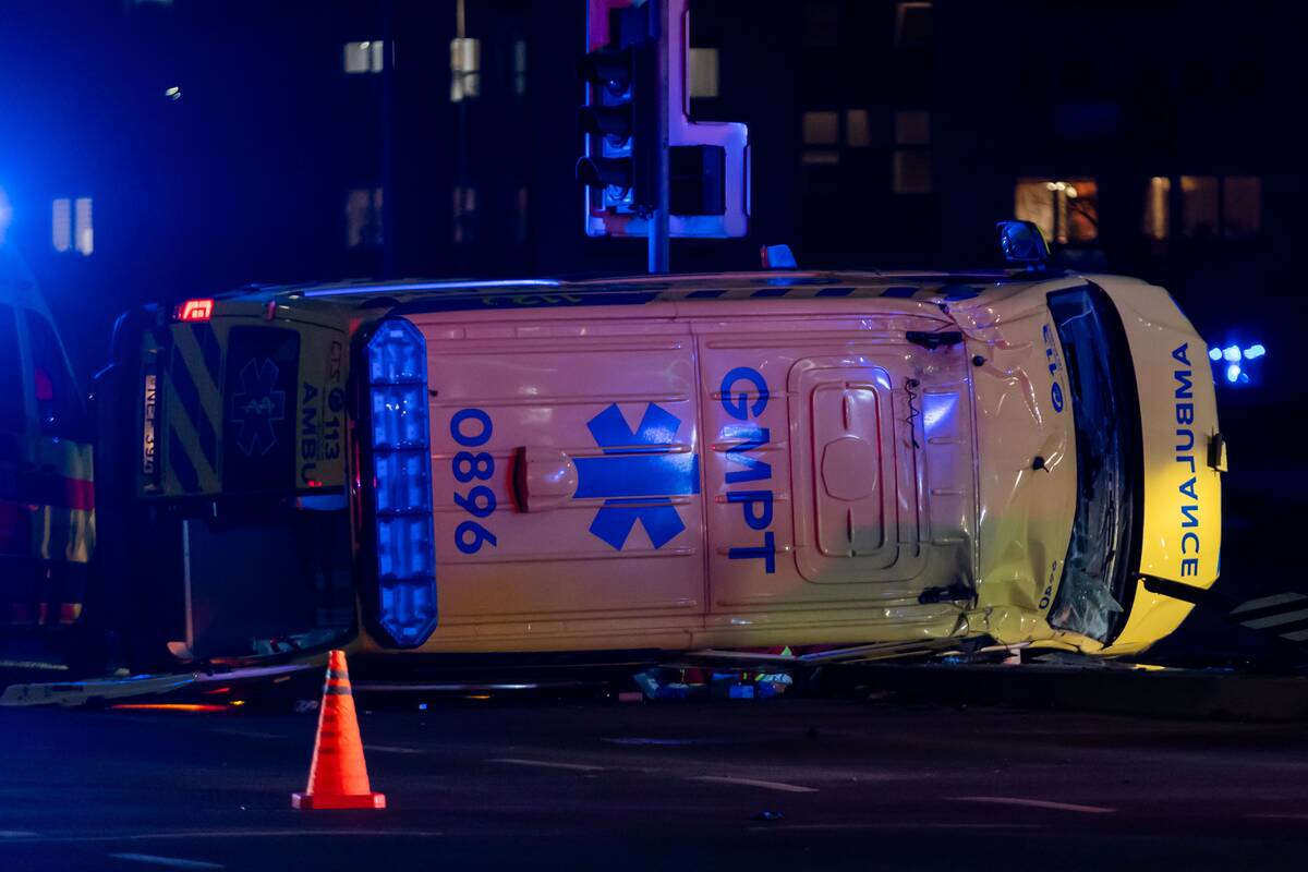 Vilniuje apvirto greitosios pagalbos automobilis