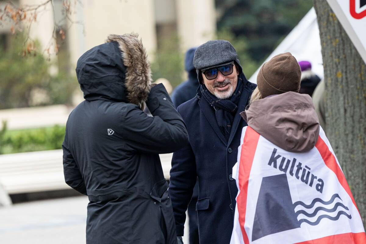 Kultūros asamblėjos mitingas užbaigtas muzikiniu traktorių pasirodymu