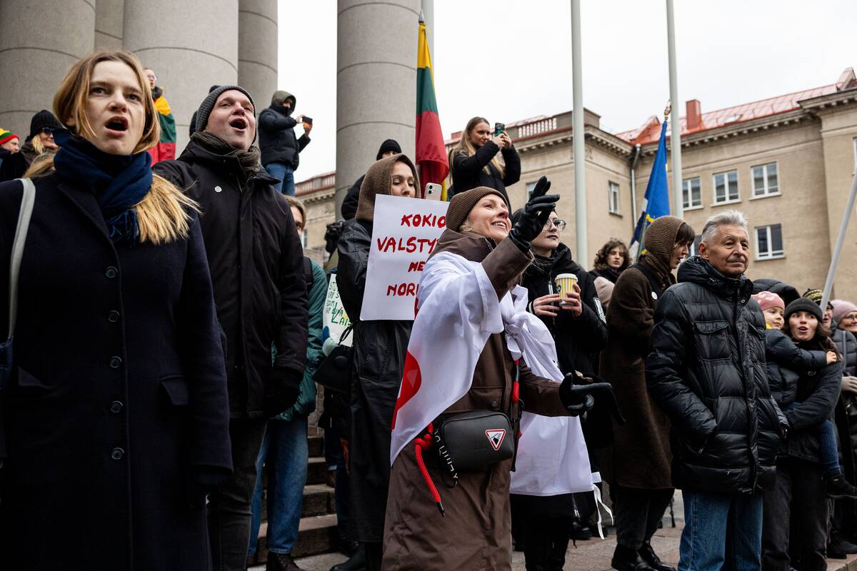 Kultūros asamblėjos mitingas užbaigtas muzikiniu traktorių pasirodymu