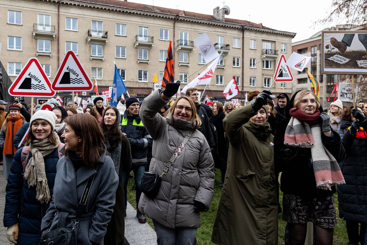 Kultūros asamblėjos mitingas užbaigtas muzikiniu traktorių pasirodymu