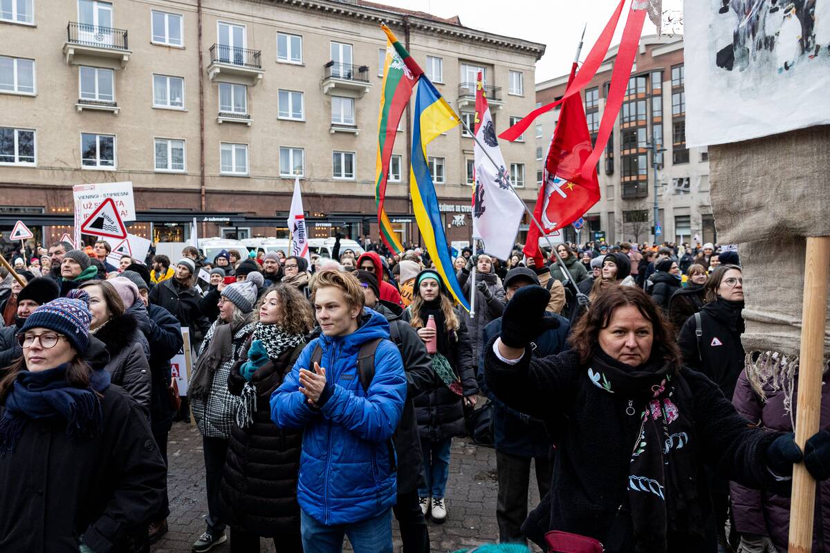 Kultūros asamblėjos mitingas užbaigtas muzikiniu traktorių pasirodymu