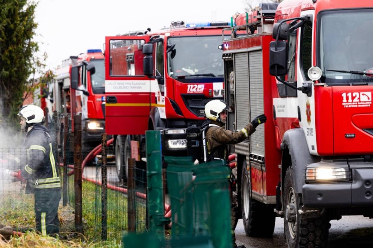 Laikino sulaikymo automobilių stovėjimo aikštelėje – didžiulis gaisras