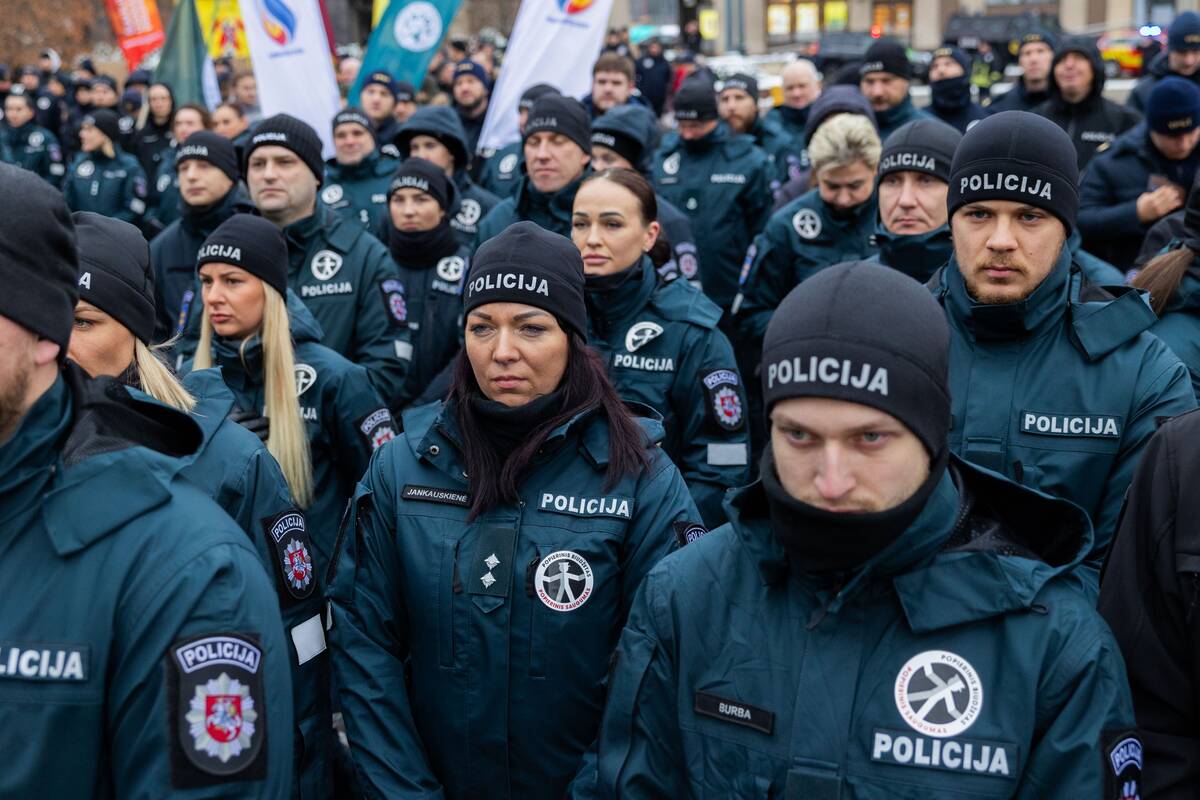 Tai yra ar nėra pinigų pareigūnų algoms?