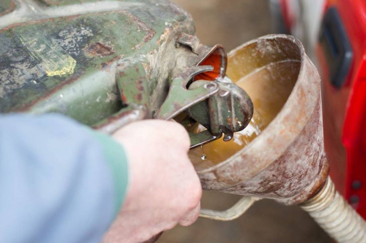 Neteisėtai dyzeliniu kuru, stipriu naminiu alkoholiu prekiavusiam vyrui – finansinis nukraujavimas