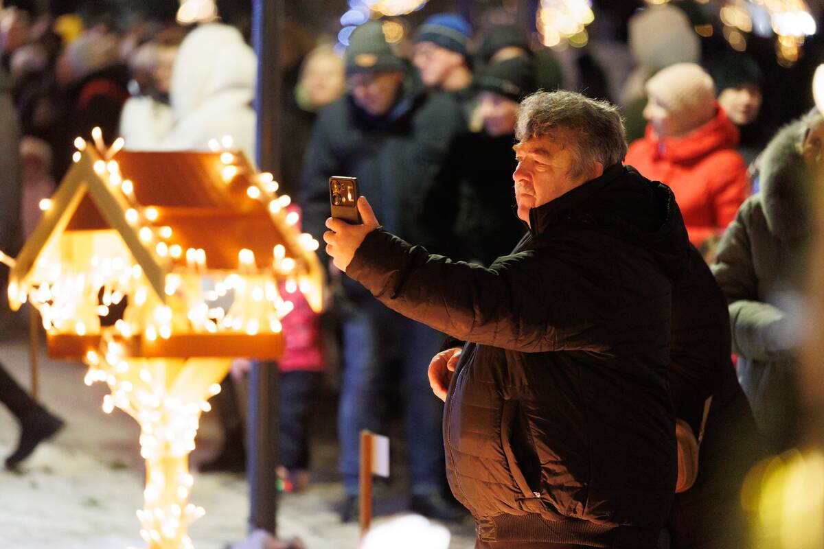 Jonavoje įžiebta Kalėdų eglutė ir Kalėdinių eglučių miestelis