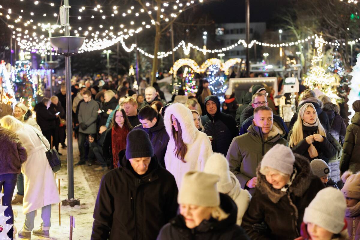 Jonavoje įžiebta Kalėdų eglutė ir Kalėdinių eglučių miestelis
