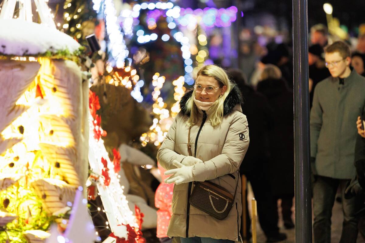 Jonavoje įžiebta Kalėdų eglutė ir Kalėdinių eglučių miestelis