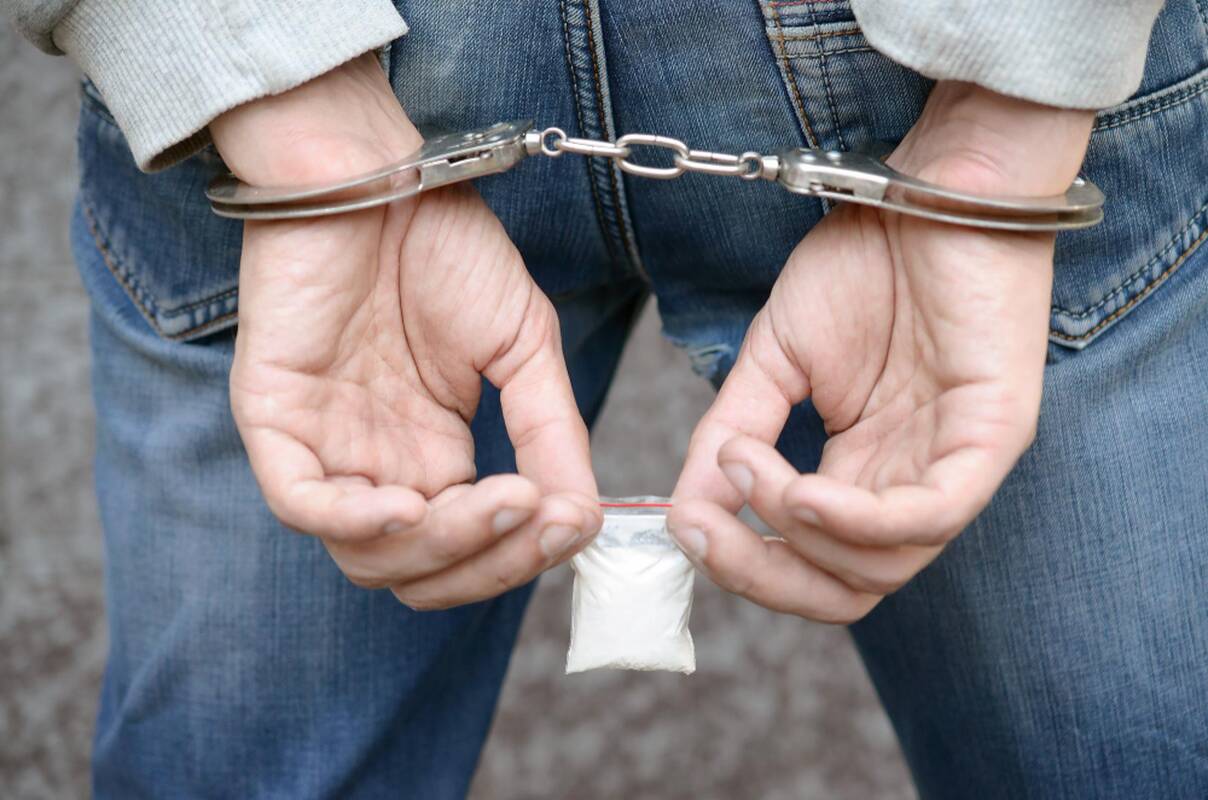 Buka suktybė įklampino visus narkodilerius: vieni iš kitų bandę pavogti siuntą atsidūrė teisme