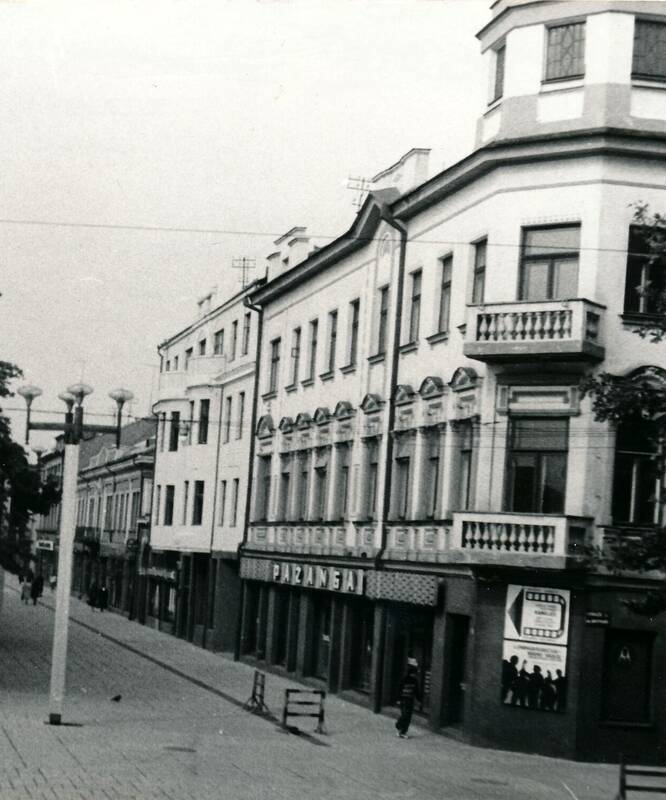 Kaunas. Laisvės alėja [priekyje Laisvės al. 30, „Pažangos“ knygynas.