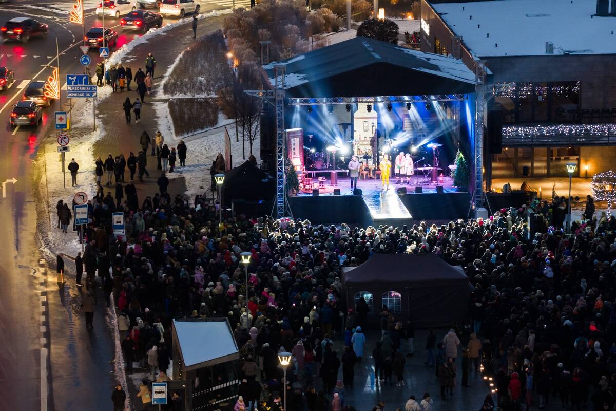 Jonavoje įžiebta Kalėdų eglutė ir Kalėdinių eglučių miestelis