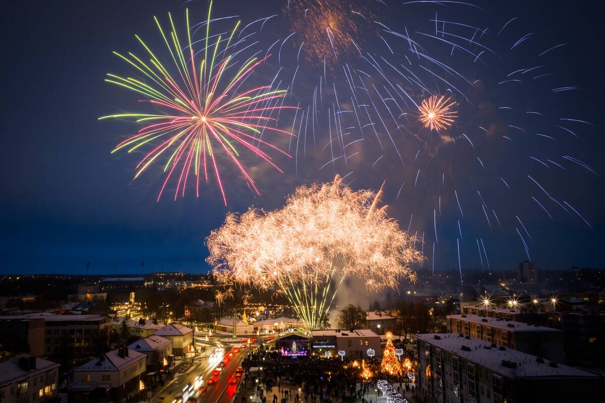 Jonavoje įžiebta Kalėdų eglutė ir Kalėdinių eglučių miestelis