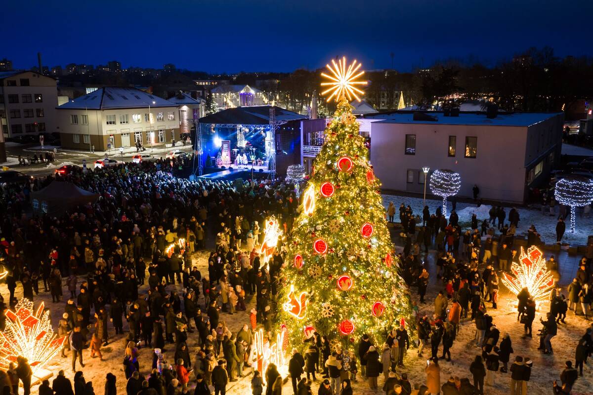 Jonavoje įžiebta Kalėdų eglutė ir Kalėdinių eglučių miestelis