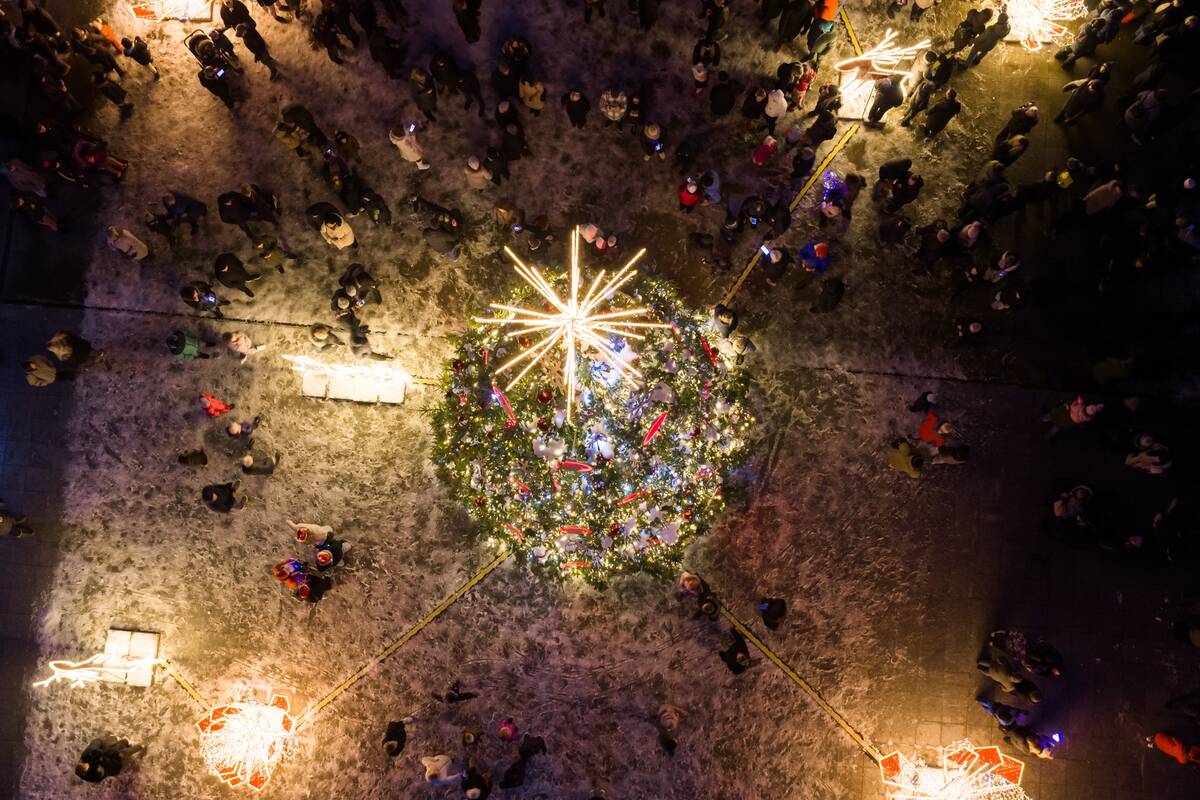 Jonavoje įžiebta Kalėdų eglutė ir Kalėdinių eglučių miestelis