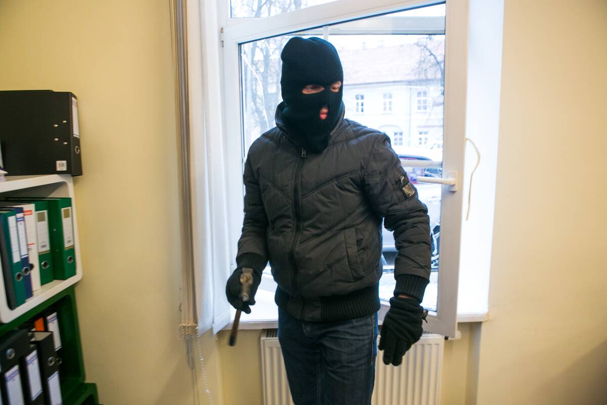 Mįslinga vagystė iš pakaunės gydymo įstaigos: kam įsibrovėliams prireikė kraujo tyrimo aparatų?