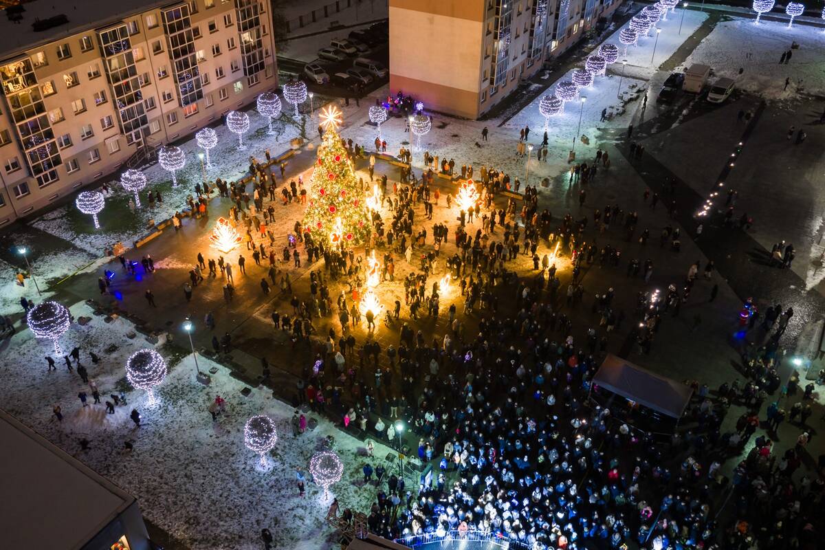 Jonavoje įžiebta Kalėdų eglutė ir Kalėdinių eglučių miestelis