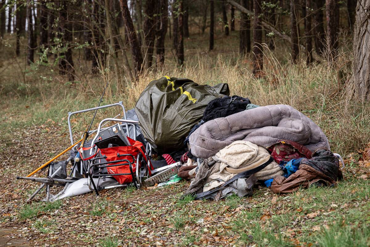 Palikimas: benamis išsikėlė, bet liko jo daiktai ir šiukšlės.
