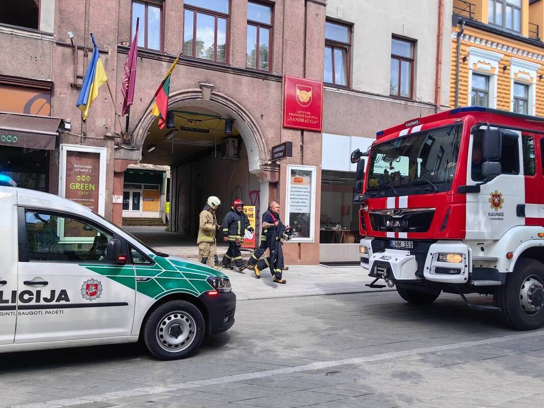 Dėl aliarmo Laisvės alėjos parduotuvėje iš buto evakuota moteris su vaiku