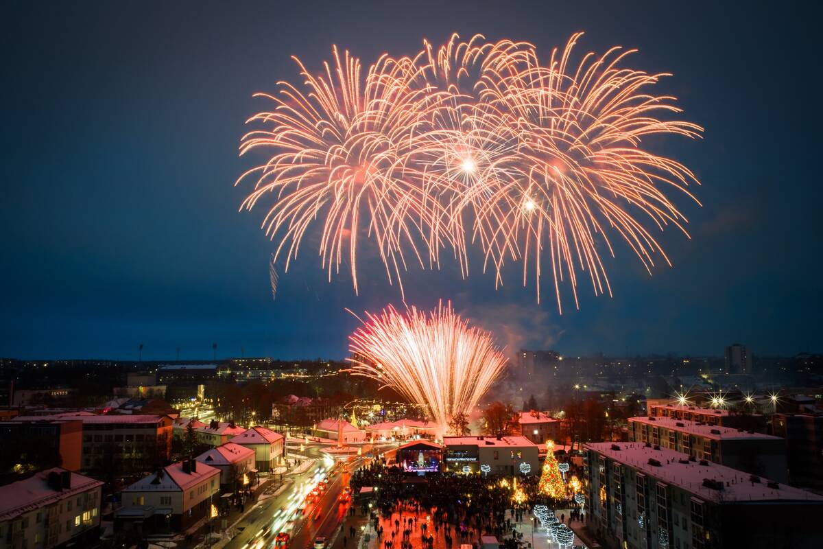 Jonavoje įžiebta Kalėdų eglutė ir Kalėdinių eglučių miestelis