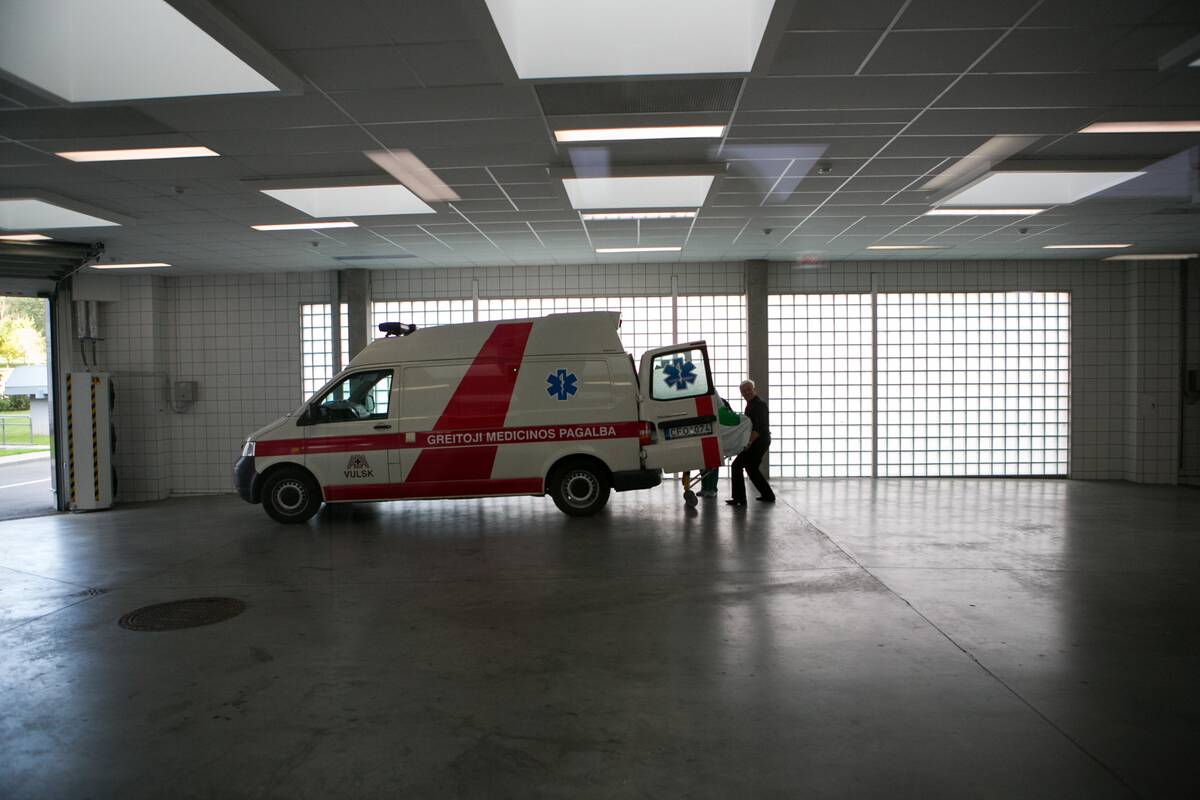 Ugniagesiai ištraukė į duobę įkritusį vyrą