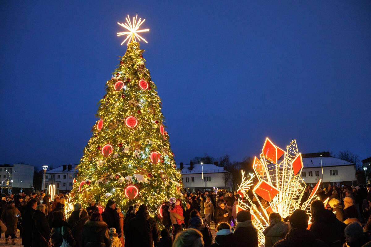 Jonavoje įžiebta Kalėdų eglutė ir Kalėdinių eglučių miestelis