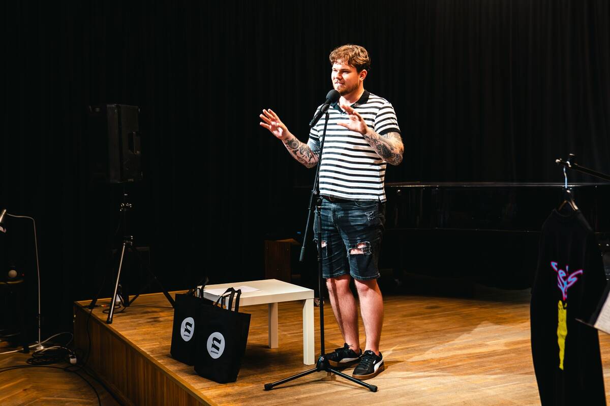 Akstinas: "Kai užlipsi, būsi padaręs pusę darbo: aplodismentų sulauksi vien už drąsą žengti į sceną", – tuos, kurie norėtų, bet nedrįsta išbandyti save slemo pasirodyme ragina J. Kelpšas.