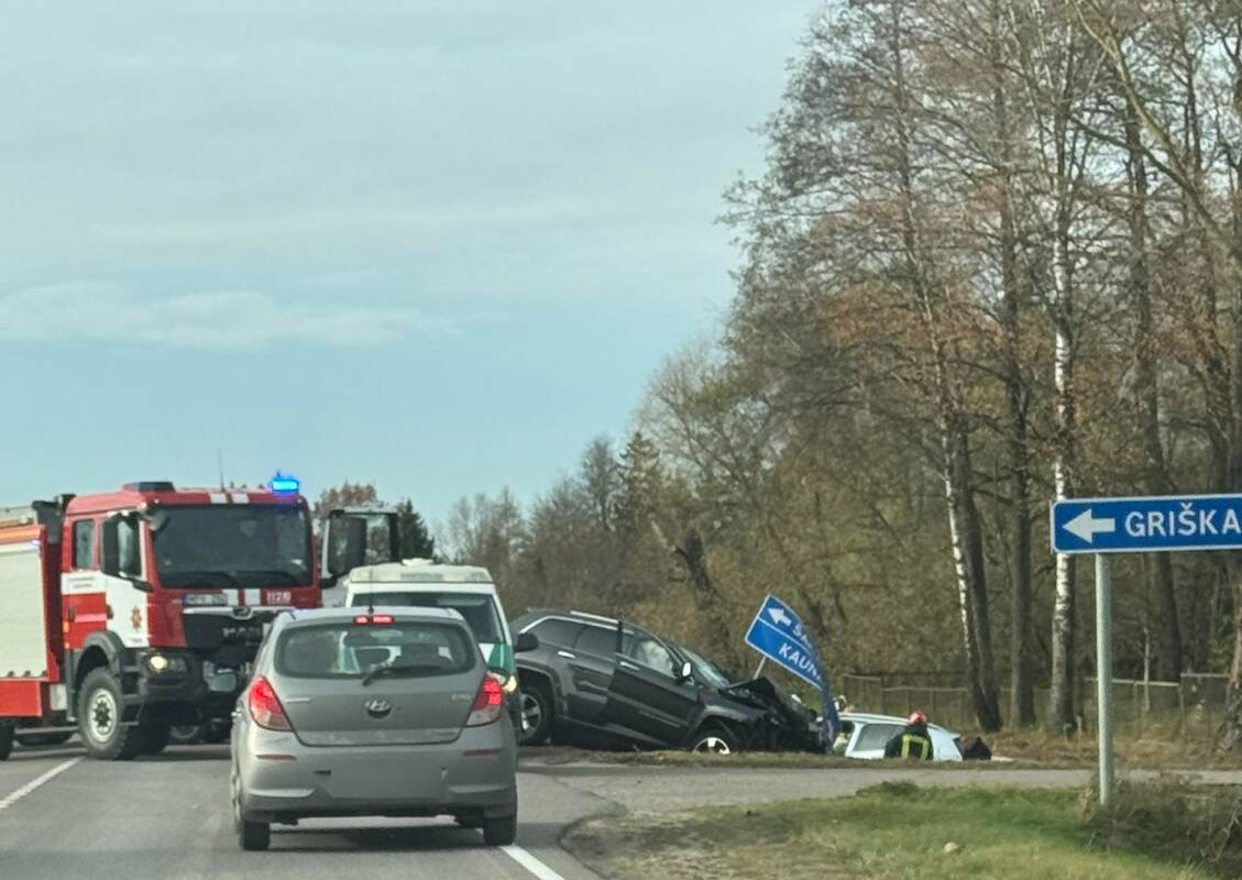 Avarija kelyje Kaunas–Zapyškis–Šakiai: po smūgio „Jeep“ nulėkė nuo kelio, sužeisti du žmonės