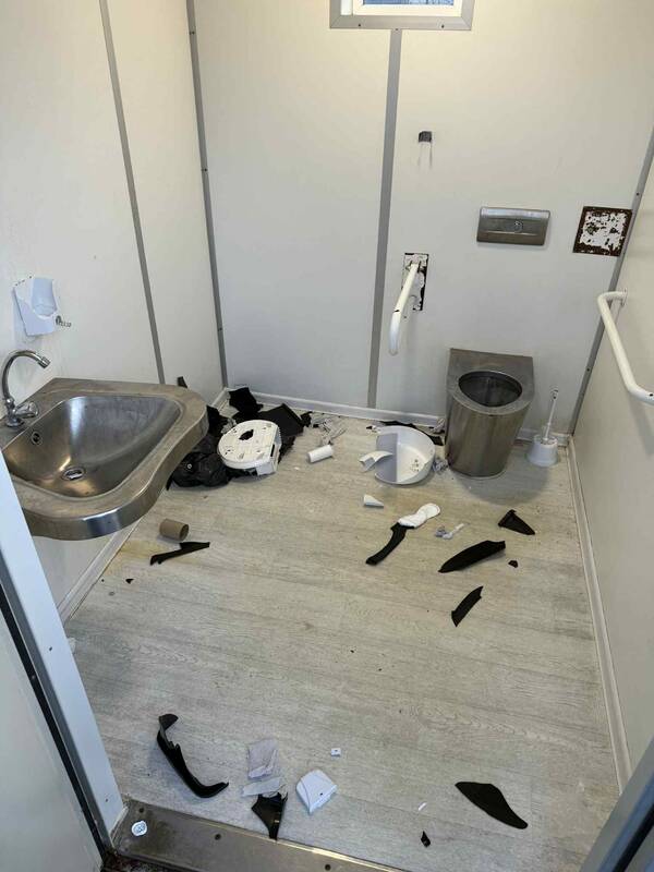 Nuniokojo: ketvirtadienio naktį taip pat buvo smarkiai nusiaubtas Vėtros gatvėje esantis viešasis tualetas.