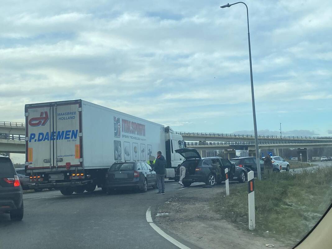 Jakų žiede neišsiteko vilkikas ir „Škoda“: stojo eismas