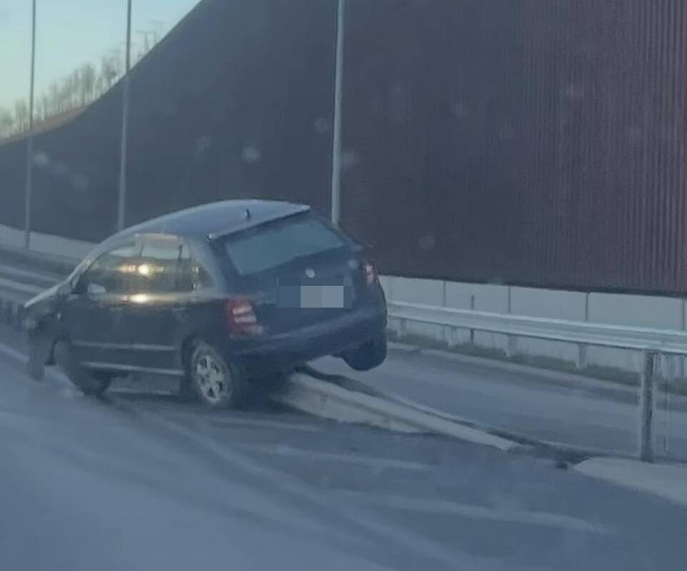 Islandijos plente „Škoda“ pakibo ant atitvarų